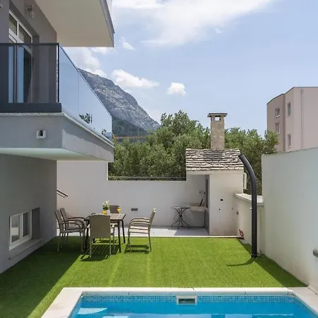 Vila Zara With Pool Makarská